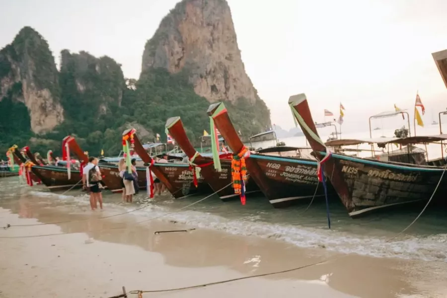 Bateaux à longue queue alignés sur la plage de Railay, à Krabi