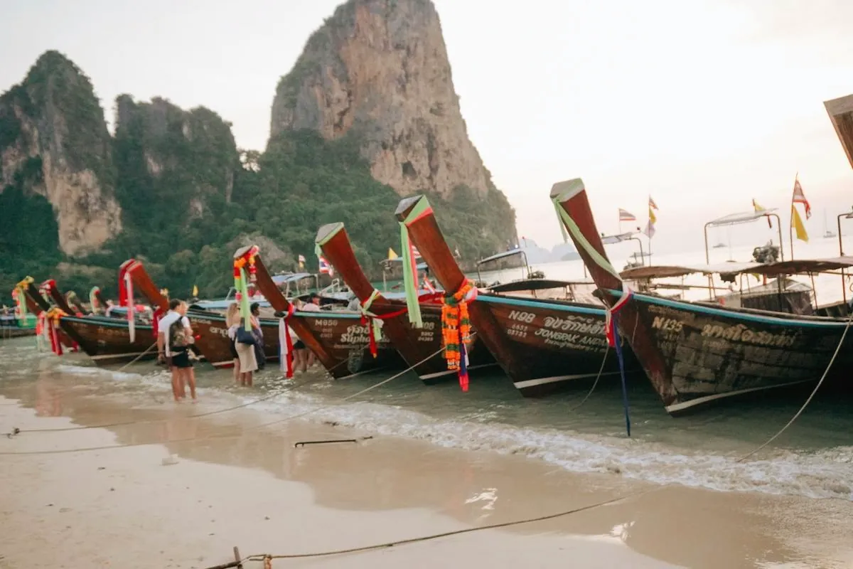Bateaux à longue queue alignés sur la plage de Railay, à Krabi