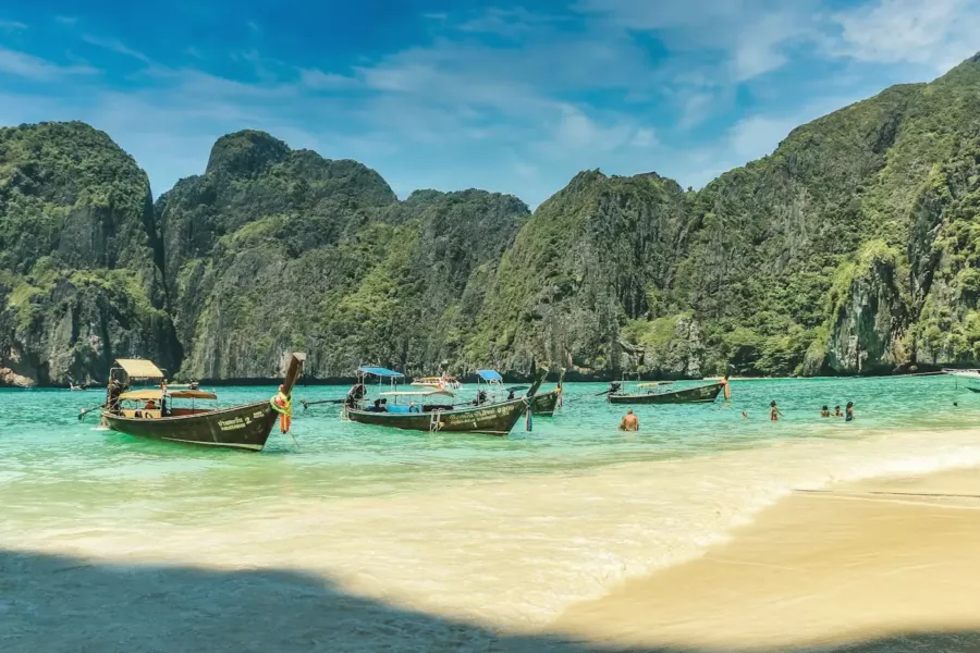 Bateaux à longue queue sur une plage des îles Phi Phi