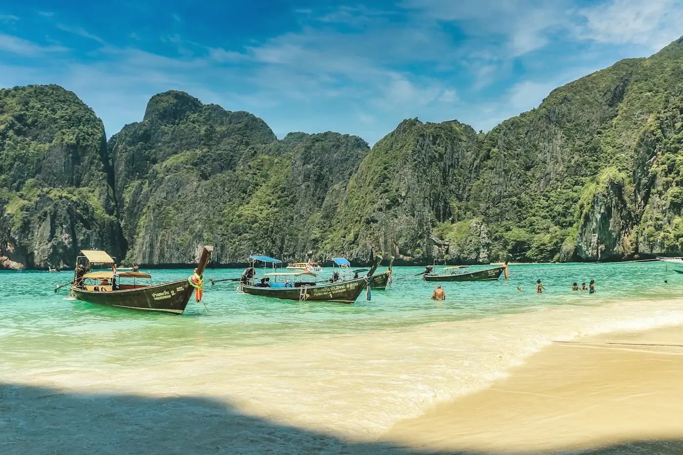 Bateaux à longue queue sur une plage des îles Phi Phi