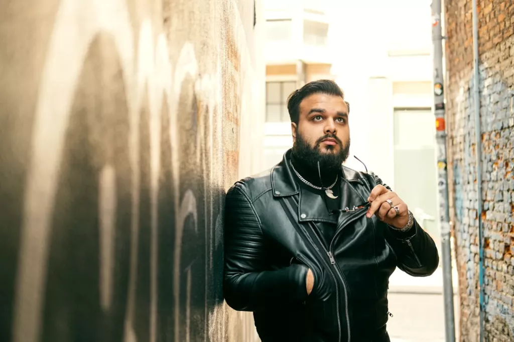 Homme barbu en blouson de cuir noir