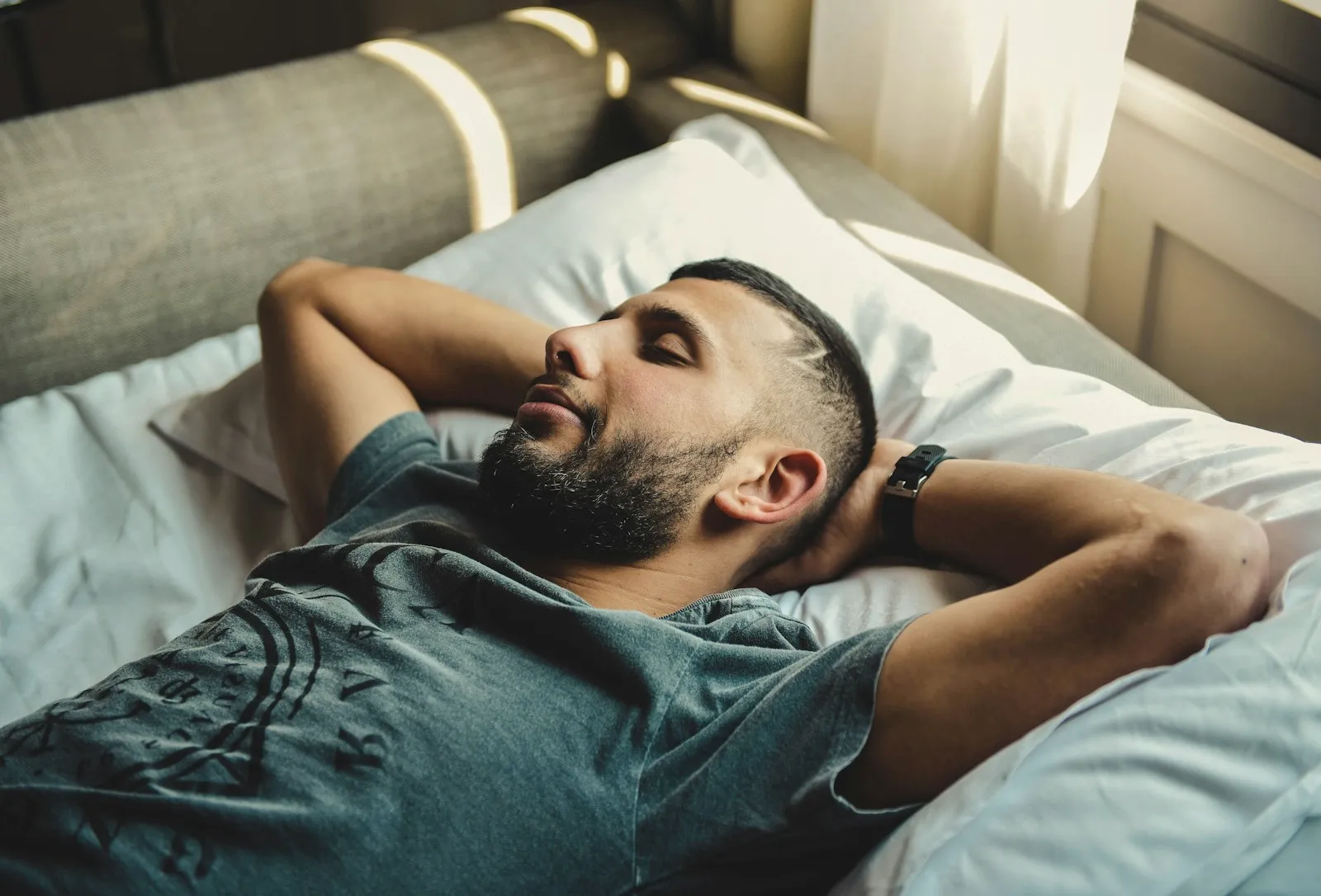 Homme barbu endormi paisiblement dans son lit