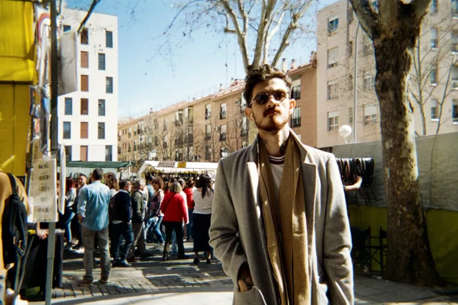 Homme barbu en manteau long dans la rue