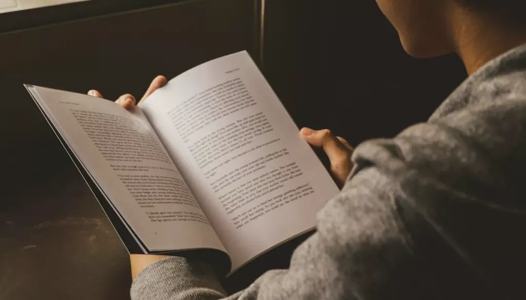 Homme lisant un livre