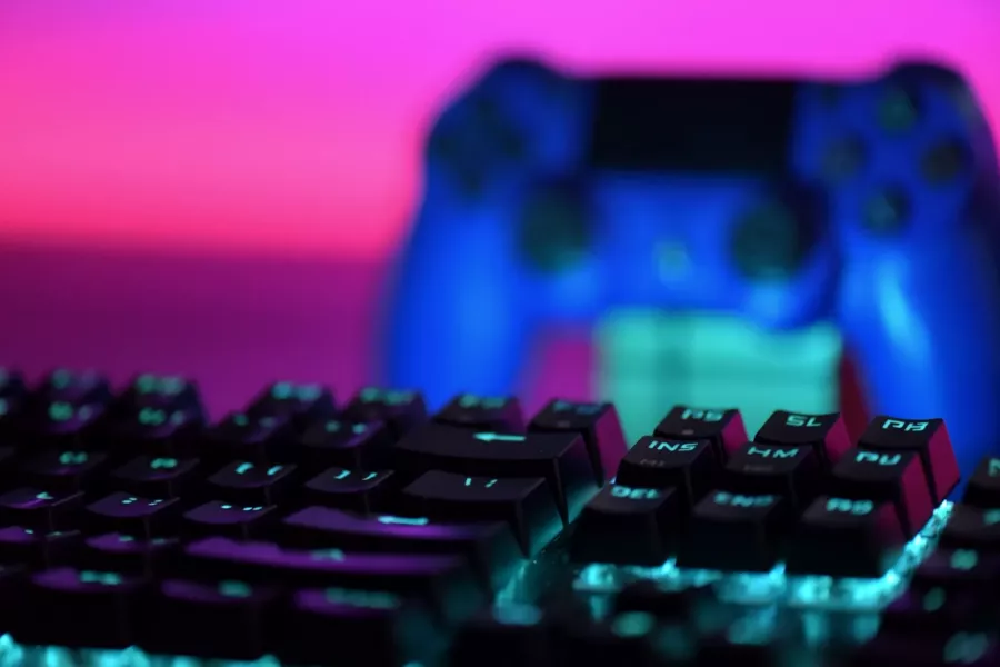 Manette de jeu et clavier éclairés de néons bleus et roses