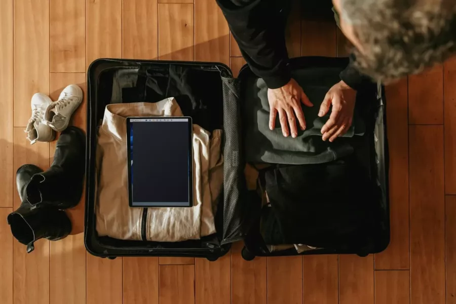 Vue du dessus d’un homme qui prépare sa valise