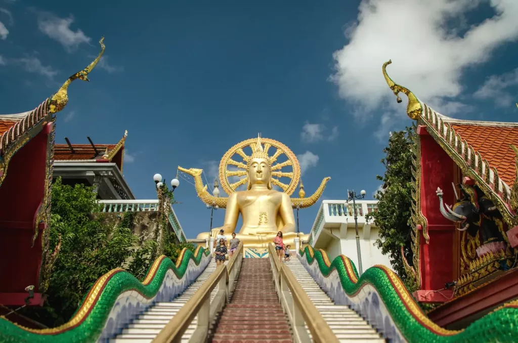 Le Big Buddha de Koh Samui au sommet de son escalier aux dragons